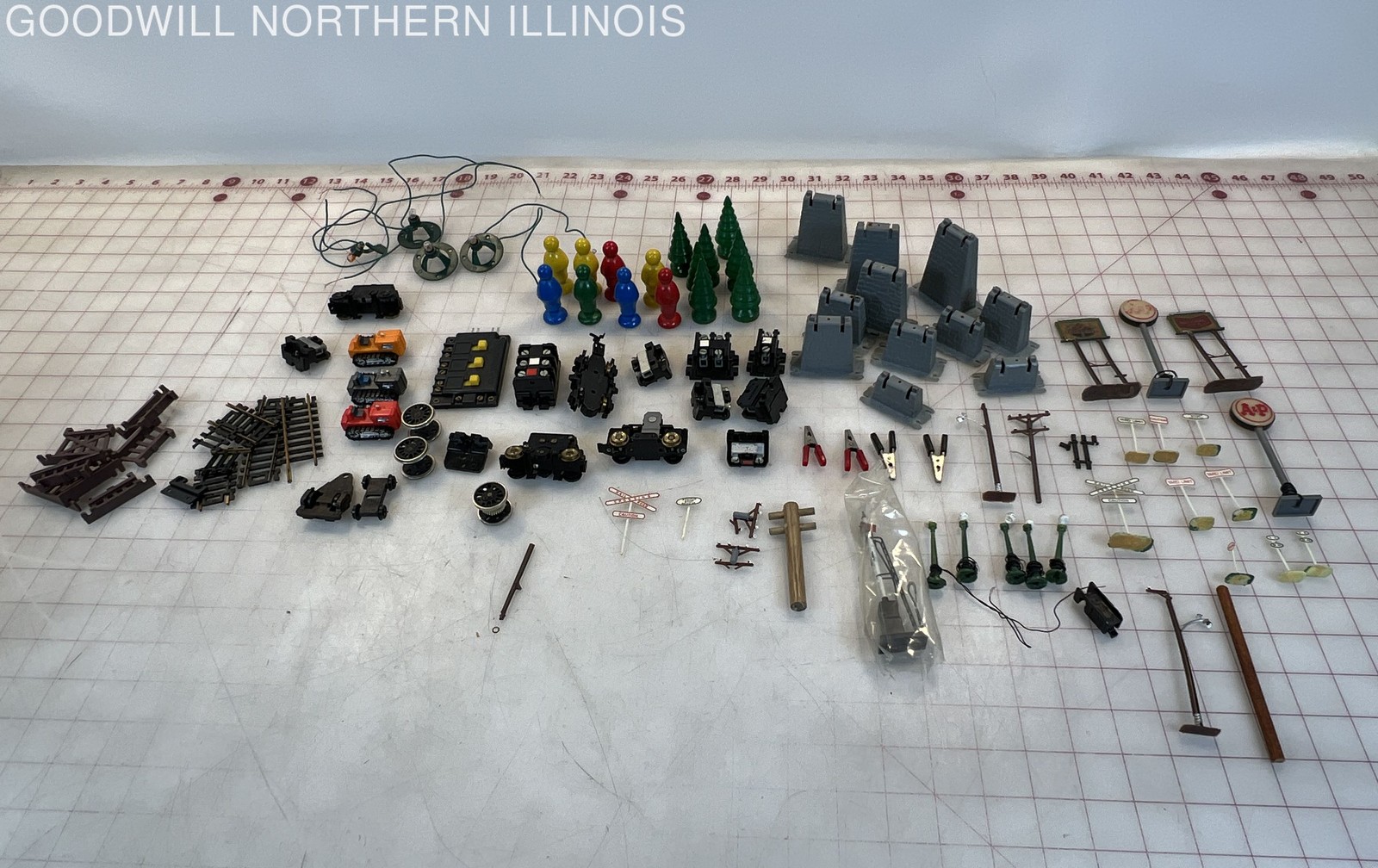 Atlas & Bachmann Train Accessories Lot: Railroad Cross, Bridge Piers, Tracks+