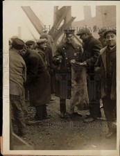 1926 Press Photo Poor Get Coal at Stanton Street Docks During Strike, New York picture