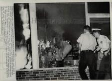 1967 Press Photo Police enter firebombed market in Tampa, FL during a protest picture