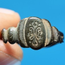 ANTIQUE MEDIEVAL BRONZE RING OLD SPANISH HANDCARVED FLEUR DE LIS RING FOUND picture