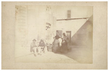 France, Martigues, Famille dans une Ruelle vintage albumen print albumi print picture