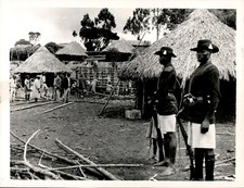 LG36 Orig Int'l News Photo SOLDIERS KEEP GUARD MAU MAU VILLAGE KENYA REBELLION picture