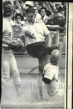 1974 Press Photo Baseball umpire Ed Sudol outs Wayne Garrett of New York Met picture