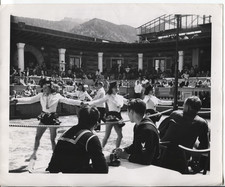 1948 Press Photo American Sailors Enjoy Dancers Casa Carioca Ice Show Germany picture
