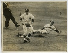 World Series Giants Jim Davenport @2nd Yankees Bobby Richardson 1962 Press Photo picture