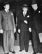 American gangster Benjamin Bugsy Siegel standing with two unidentif- Old Photo picture