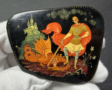 SIGNED VINTAGE HAND PAINTED SOVIET RUSSIAN KHOLUY LACQUER BROOCH P329 picture