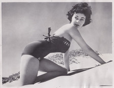1954 Press Photo Pin-up Actress Marla English Models Bathing Suit at the Beach picture