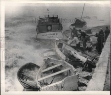 1954 Press Photo Boston Yacht club members try to save boats from the hurricane picture