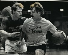 1989 Press Photo Packer John Anderson playing basketball in a charity game picture