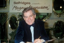 Icelandic born writer TV presenter Magnus Magnusson signs copies o- Old Photo picture