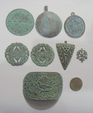 8 antique metal engraved art sculpture shapes pendants lot 53536 picture