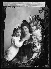 Photo:Mrs L O Howard with Two Young Girls Portrait Photograph picture