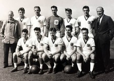 Manchester United Team 1957 OLD PHOTO picture
