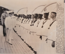 1942 Press Photo WWII Duke of Windsor Inspects Crew of Bahamas Lighthouse Tender picture