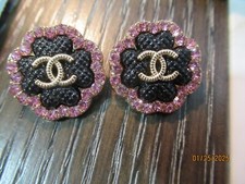 CHANEL 2 BUTTONS  22MM, black,, GOLD tone, metal   THIS IS FOR 2 picture