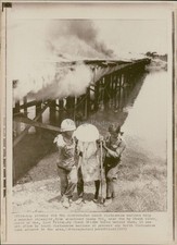 1972 South Vietnamese Marines Quang Tri Bridge Burns Wirephoto Vintage 8x10 picture