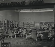 1946 Press Photo residents working in room of Milwaukee Public Library picture