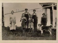 Press Photo U.S. Senator Magnus Johnson's children at home on their farm picture