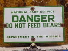VINTAGE NATIONAL PARK SERVICE PORCELAIN SIGN CAUTION DO NOT FEED BEARS SMOKEY picture