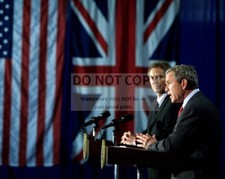 GEORGE W. BUSH WITH TONY BLAIR AT JOINT NEWS CONFERENCE - 8X10 PHOTO (BB-964) picture